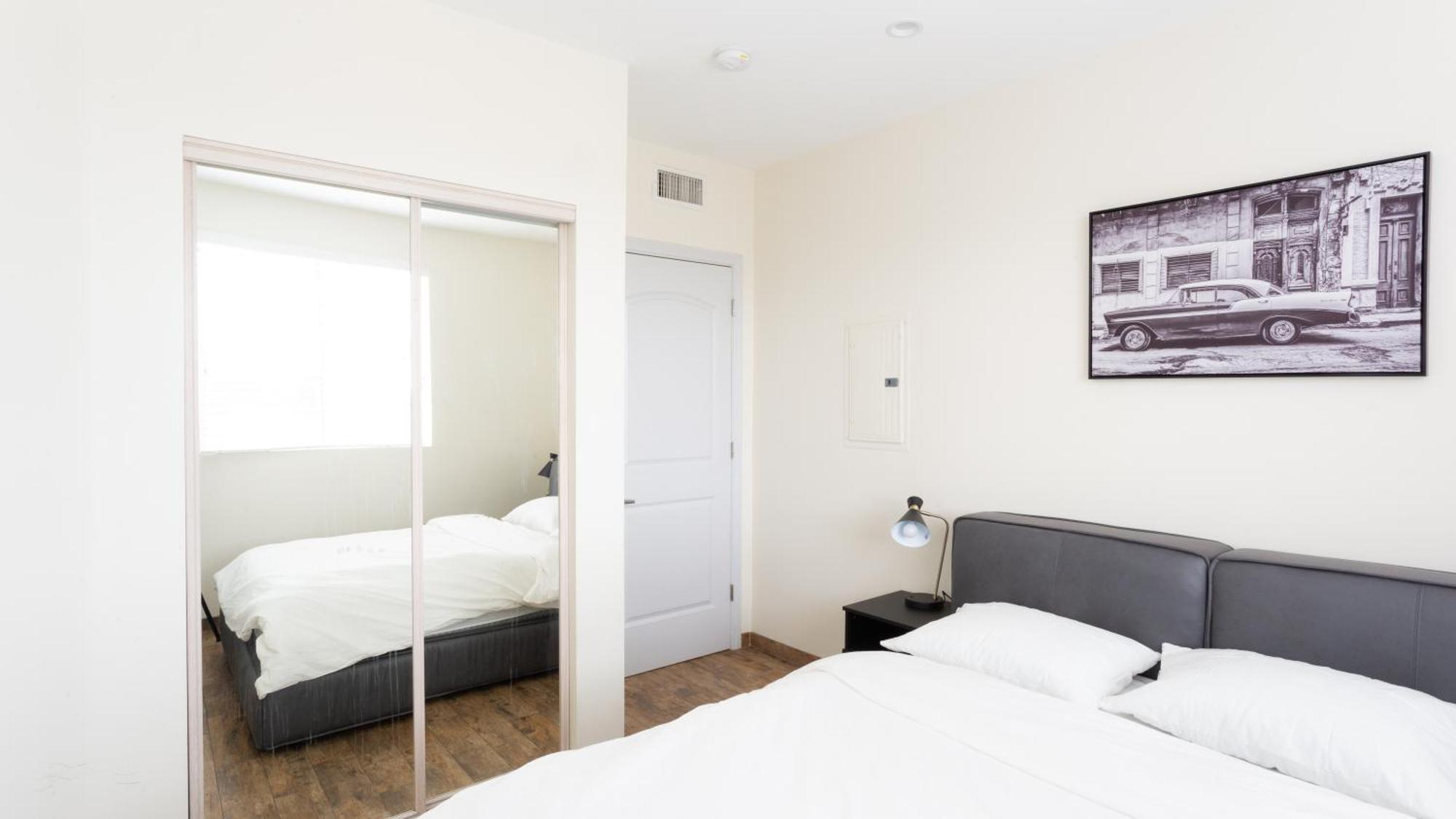 Three-Bedroom Hollywood Condo Los Angeles Exterior foto